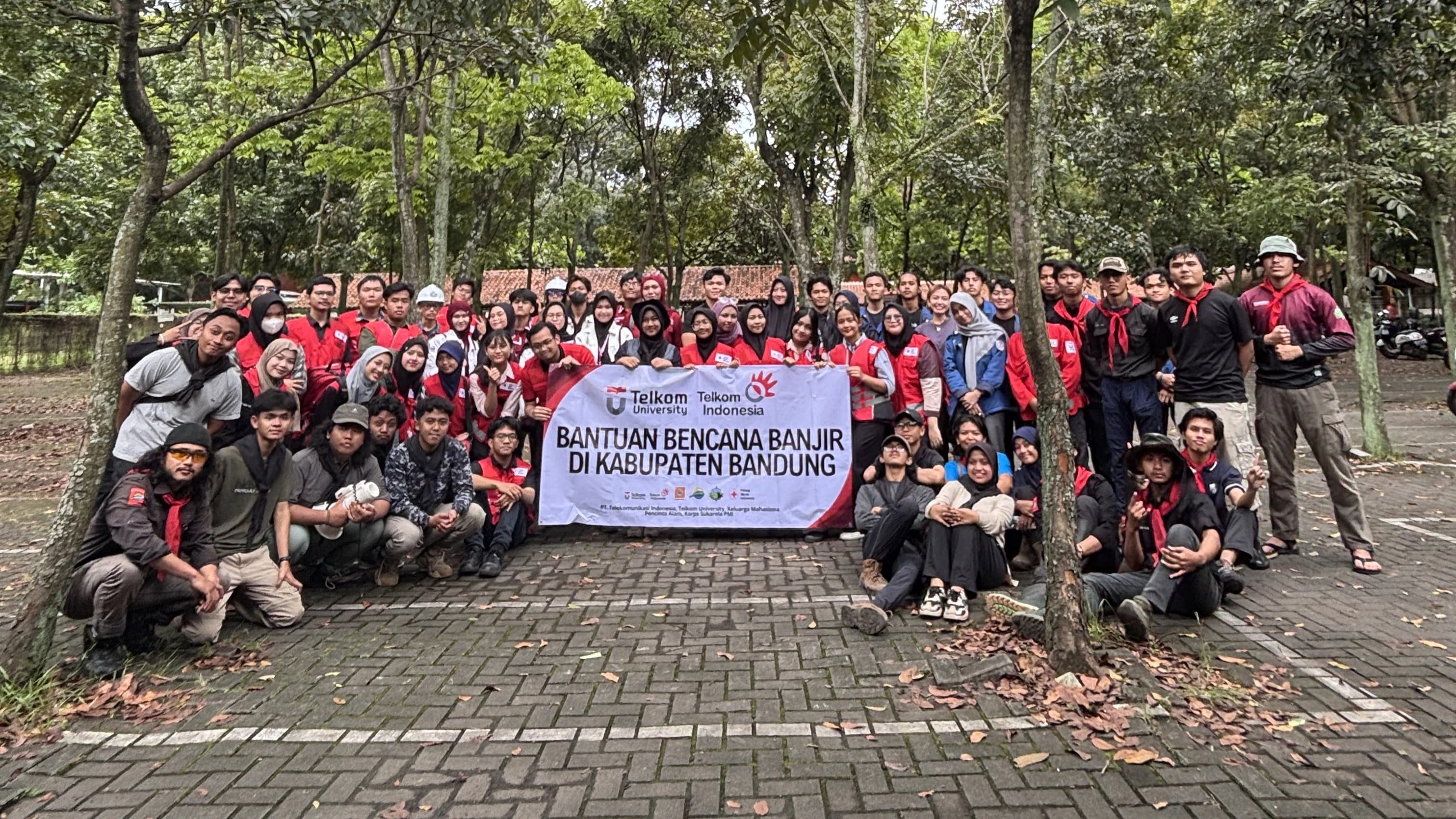 Pulihkan Bojongsoang Pasca-Bencana: Gemarawana dan Sinergi Ormawa Telkom University Gelar Aksi Clean Up & Trauma Healing